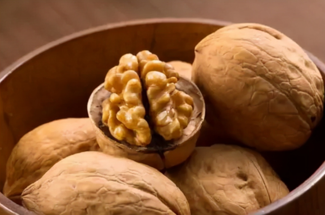 常吃核桃有什么好处？什么人不能吃？爱吃核桃的人，快来看看吧