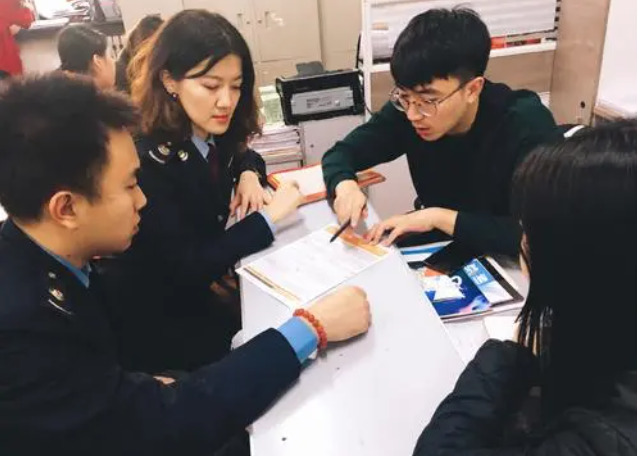 大量年轻人都争着考公务员，公务员未来待遇会变好还是变差？