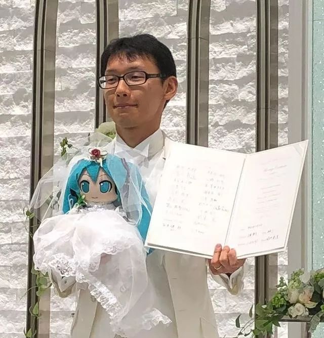 日本宅男娶“硅胶女神”秀恩爱，称婚后很幸福，永远不会出轨…