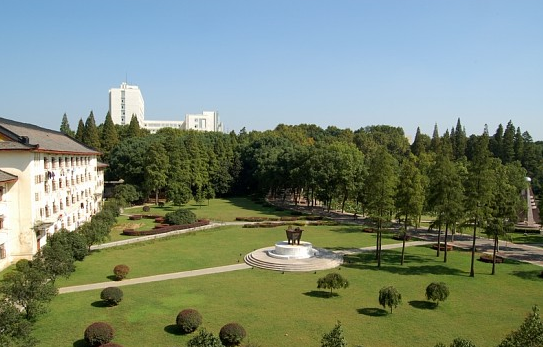 学校的面积可以大到什么程度？坐地铁上课，迟到竟成了家常便饭