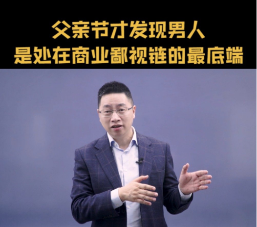 高考考场外的父亲火了，身披战袍艳压群芳，画面感人又好笑