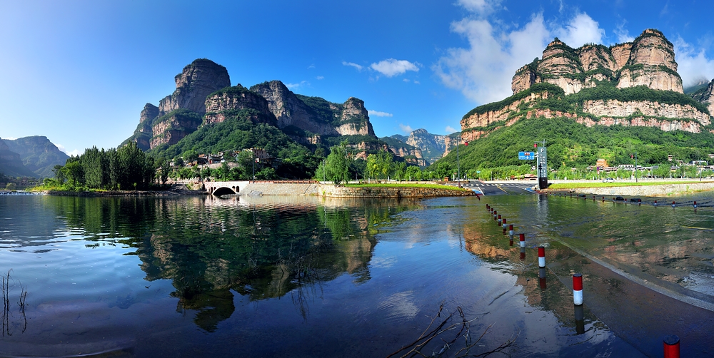 林州太行大峡谷，倒影青山，云雾飞扬，好一幅天然山水画卷