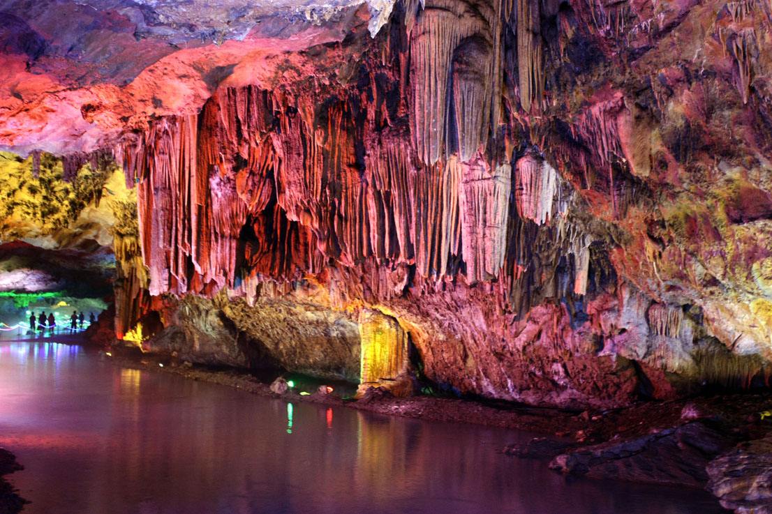 通山隐水洞的景观荟萃了大自然的形态美,动态美,色彩美,声音美和朦胧