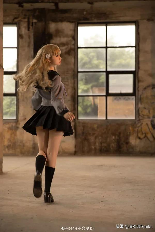 女友买了条性感蛇皮丝袜，结果晚上我没控制住...