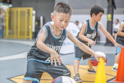 幼儿花样篮球基本动作(儿童篮球训练方法：团队意识为一、身体发展为二、技术要领为三)