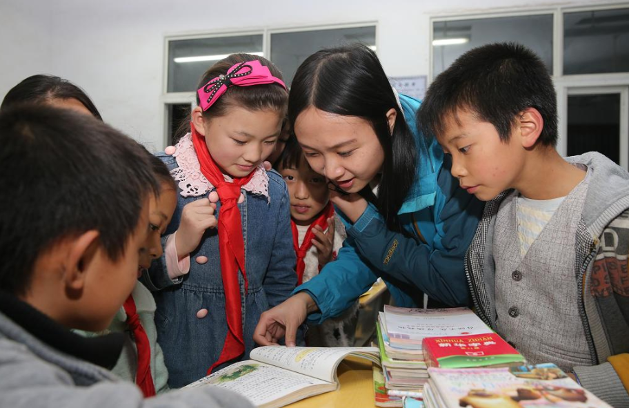 大学生乡村支教，是添乱还是传递知识，教师含泪恳求“别再来了”