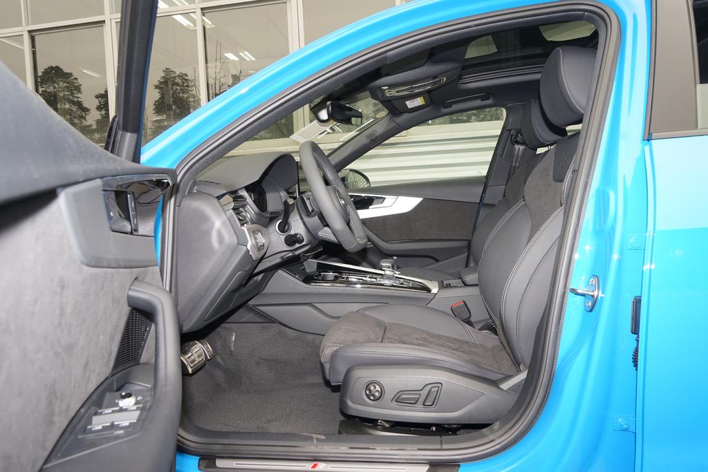 奥迪A4(进口)限时优惠4.68万 欢迎试乘试驾