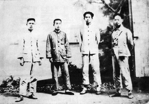 《水调歌头·重上井冈山》：世上无难事，只要肯登攀
