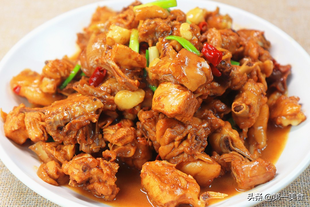 农家小炒鸡是用农村散养的土鸡为主要原料,配以豆豉,辣椒及各种调味料