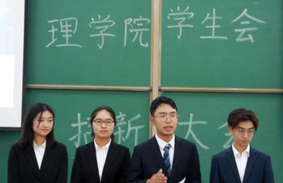 山东一位大学生学习方式很“特别”，是热爱学习，还是吸引眼球？