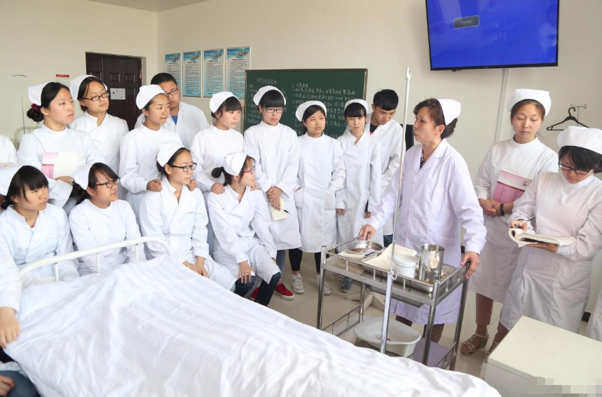 文科生也可以学医？4个适合文科生的医学专业，难度不大还好就业