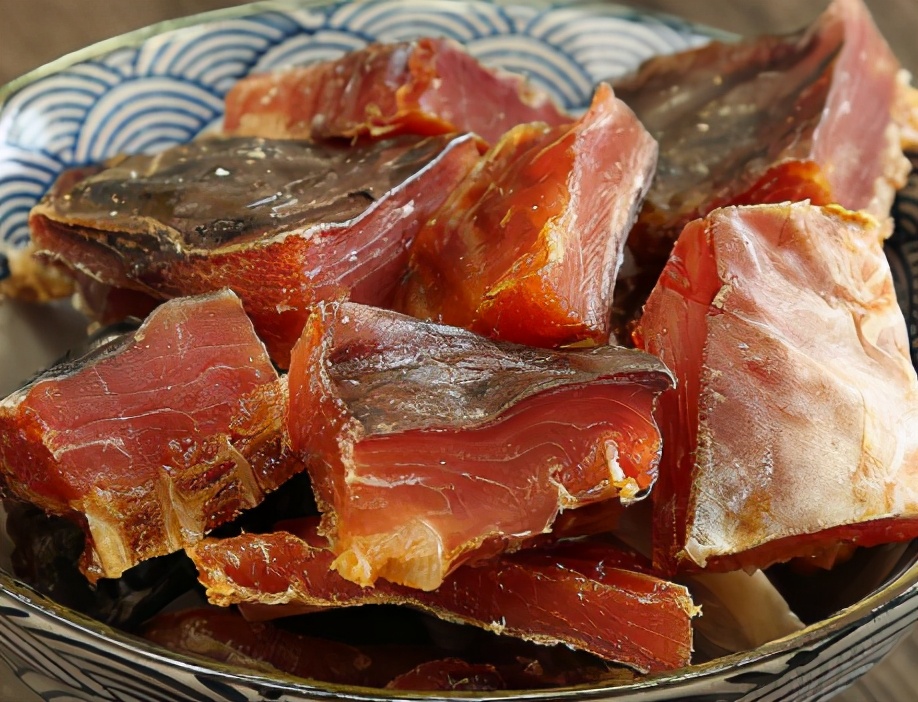 腌咸鱼时，别直接抹盐腌，多加1个步骤，咸鱼咸香入味，更易储存