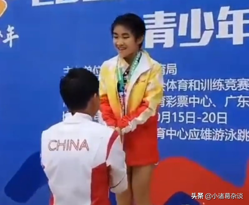 偷瞄金牌！全红婵当颁奖嘉宾，给小师妹发奖牌，新“全红婵”诞生
