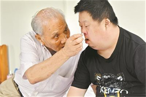 “天才指挥家”胡一舟：身患唐氏综合征，19岁凭音乐天赋一举成名