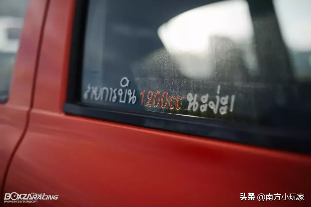 那台惨遭停产的日产小车玛驰，泰仔却玩的如此精彩绝伦