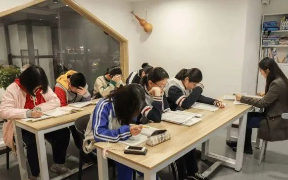 禁止一对一补习后，大学生家教也被点名，家长：你能怎么罚人家