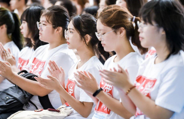 北师大女生不准男生坐电梯，只因洗完澡后觉得尴尬，校方回应来了