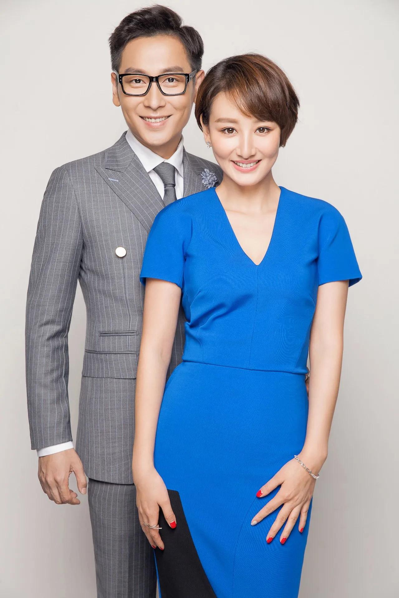 台上是主持人，台下已是10年夫妻，俩人很恩爱，一家四口颜值高