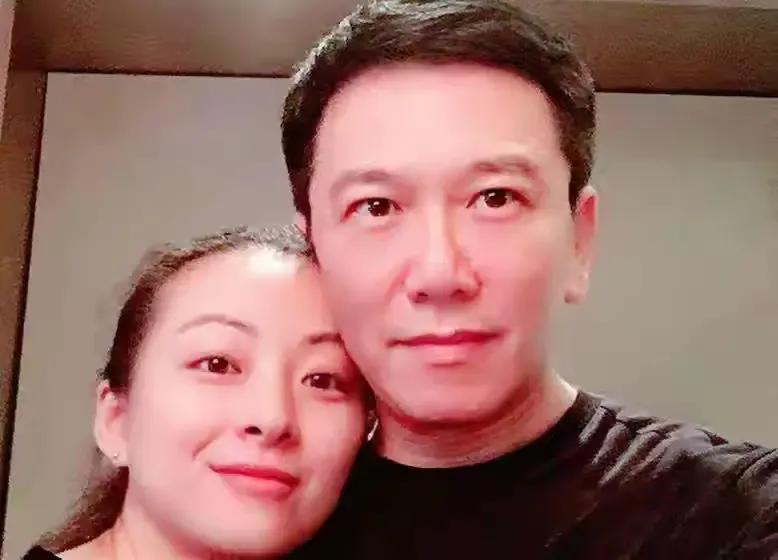 温兆伦:经历2婚2离后,娶演员赵庭,50岁得女,一家三口幸福甜蜜