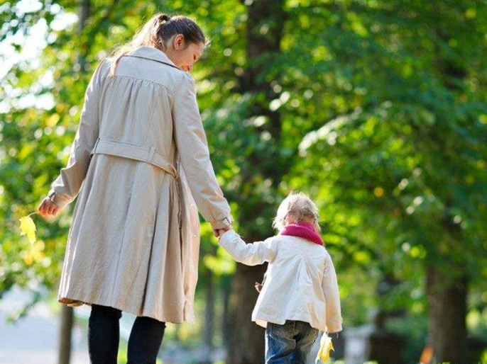 女人抱孩子背影图片