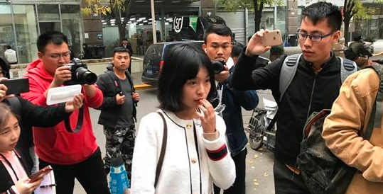 案件胶着，弦子却扒出董卿与朱军的视频，这次网友不满意了