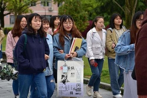 大学生生活费等级曝光，一个月给孩子多少生活费，父母有数了