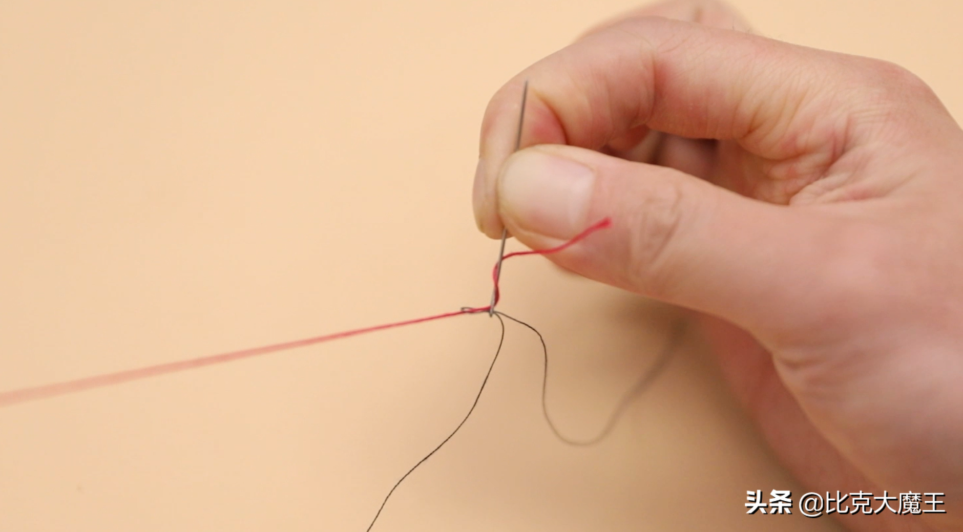 穿针线的快速方法(教你只用一根线穿针技巧,3秒搞定,穿针又快又准