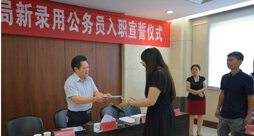 公务员迎来“新消息”，涨薪已经提上日程，年薪超过30万不是梦