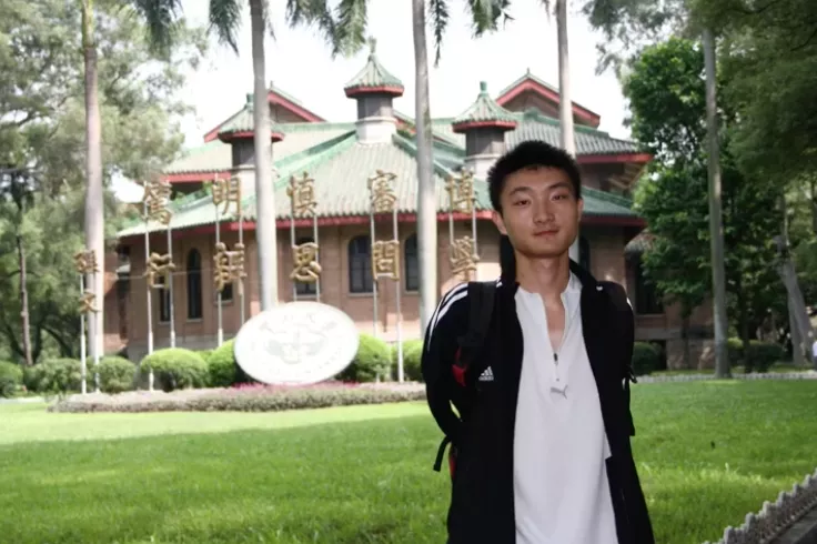 10年前，那个用脚高考轰动全国的文科状元，如今怎样了？