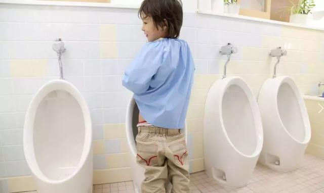 妈妈总是让我想上厕所的时候要跟老师说,但是妈妈越是提醒我,我越是