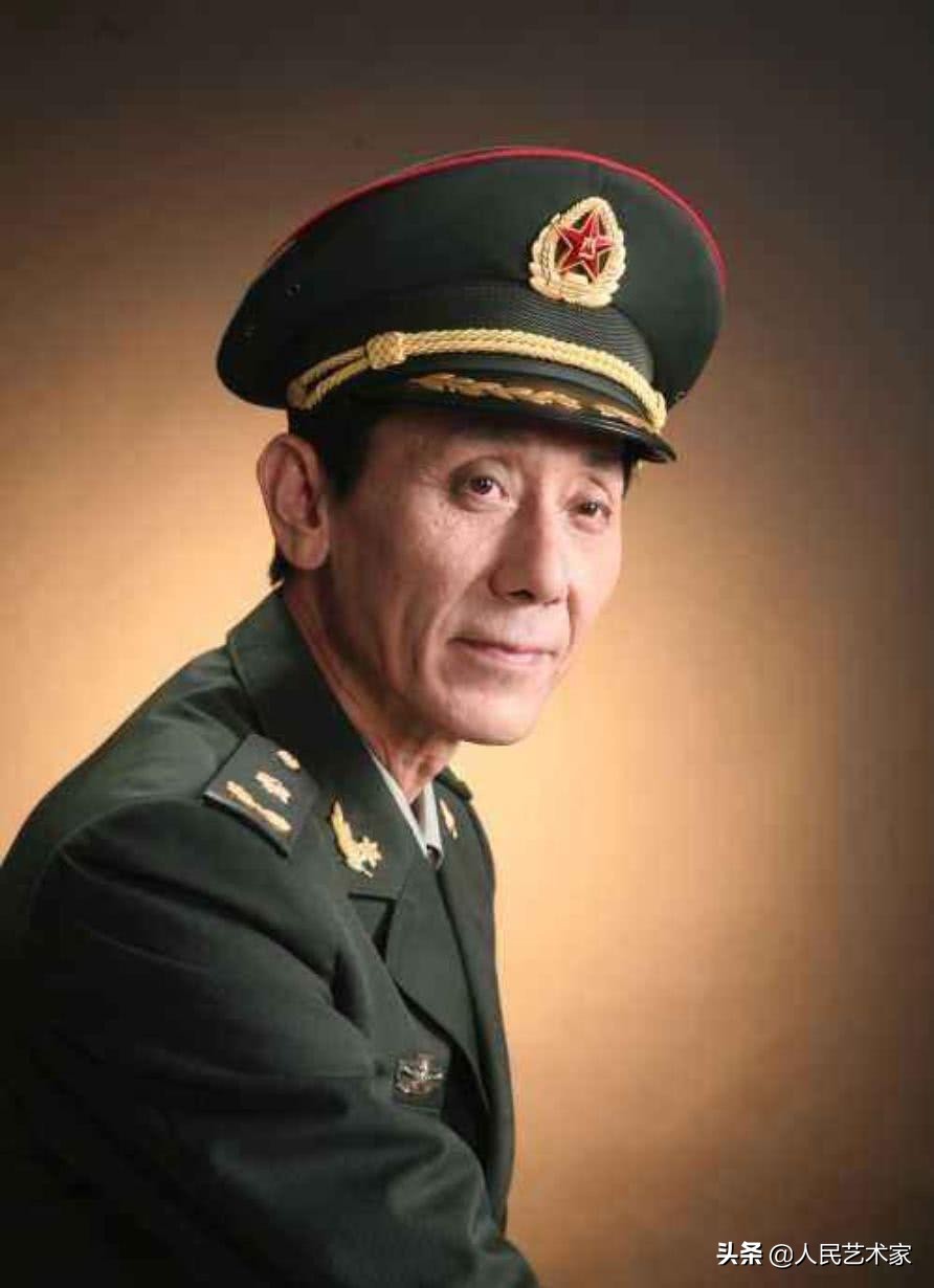 后来变成了五家单位联合摄制,编剧则由前线话剧团团长,电视剧《da师