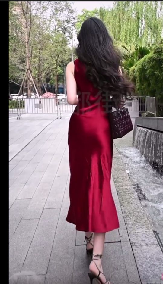 街拍长裙白析风韵犹存美女