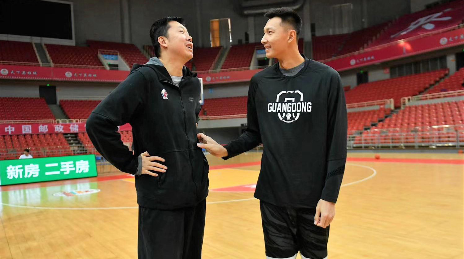 A为什么王治郅是登陆nba第一人(追风少年王治郅：17岁成男篮史最年轻国手，登陆NBA亚洲第一人)