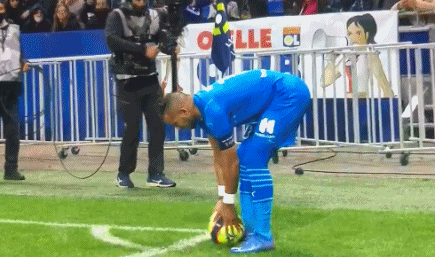 法甲腰斩什么意思（法甲又一出闹剧！球员被水瓶砸倒，球迷被捕，比赛踢4分钟就腰斩）