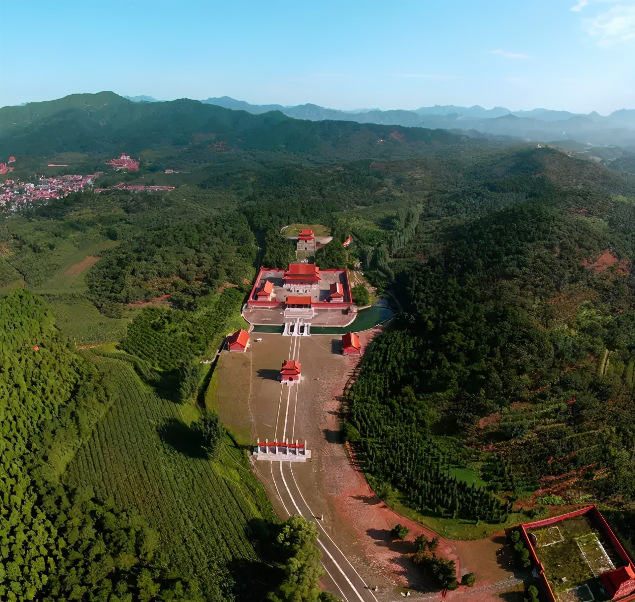 主要建筑,如碑亭,大殿,方城,宝城,宝顶等都建在神道上,而朝房,班房