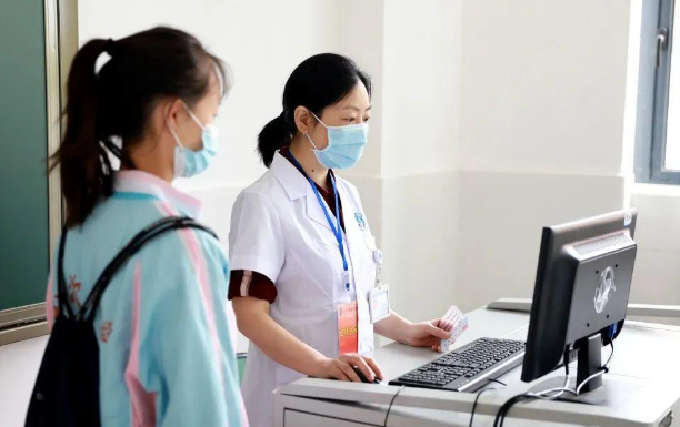 学校组织高考体检，学生不愿检查的4个项目，真想找个地缝