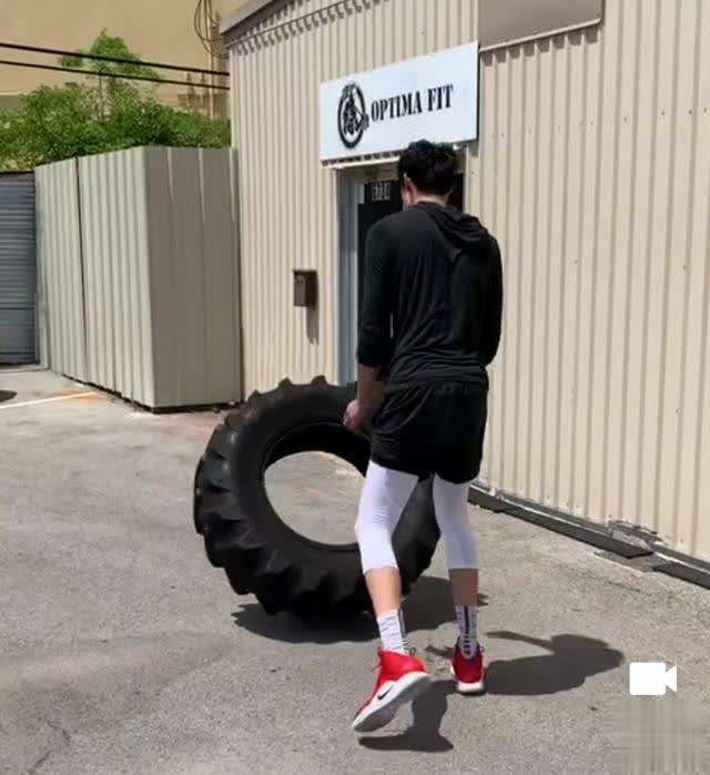 nba球員為什么用小啞鈴（老詹又擼鐵，啞鈴太大周琦迷你杠鈴躺槍，球迷：中鋒與后衛的差別）