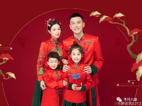 杨鸣否认出轨后,他的老婆唐佳良很快就开了微博,简介直接就是【杨鸣