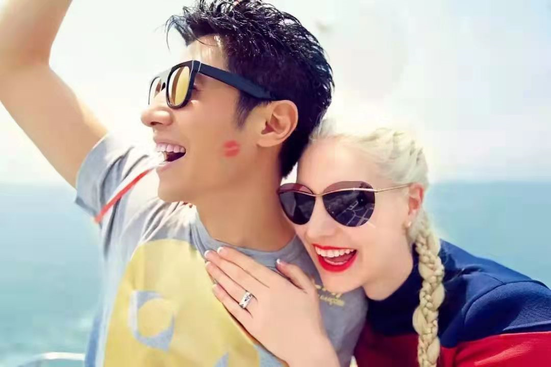 18岁保送北大，娶外国妻子生下龙凤胎，撒贝宁才是人生大赢家