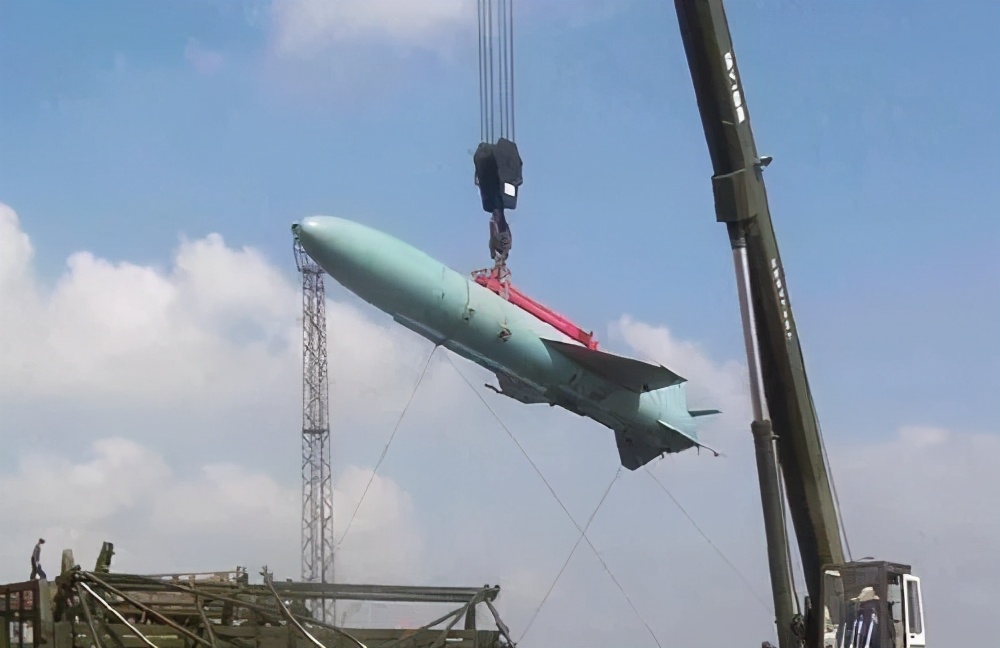 上游-2导弹装弹过程飞龙-2反舰导弹电子设备方面,053h1g加装了zkj-3a