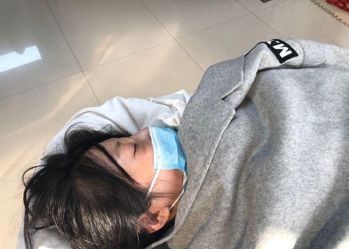 网友都以为这是整容事故,不过徐冬冬否认说自己只是切除长在颈部的