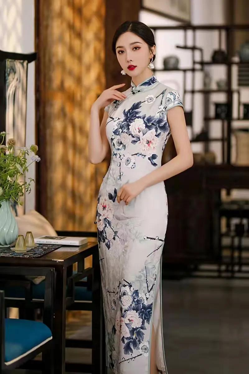 秋高气爽天高云淡,身着一袭清新丝绸旗袍,还你一妙语清秀佳人