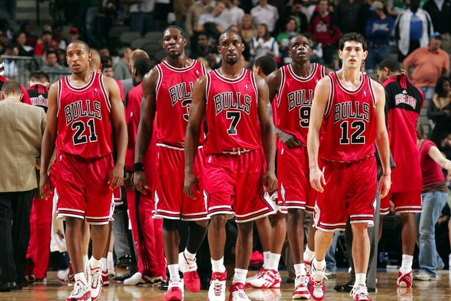 04年活塞夺冠阵容替补(回顾:铁血活塞五虎的美好岁月,击败f4湖人夺冠