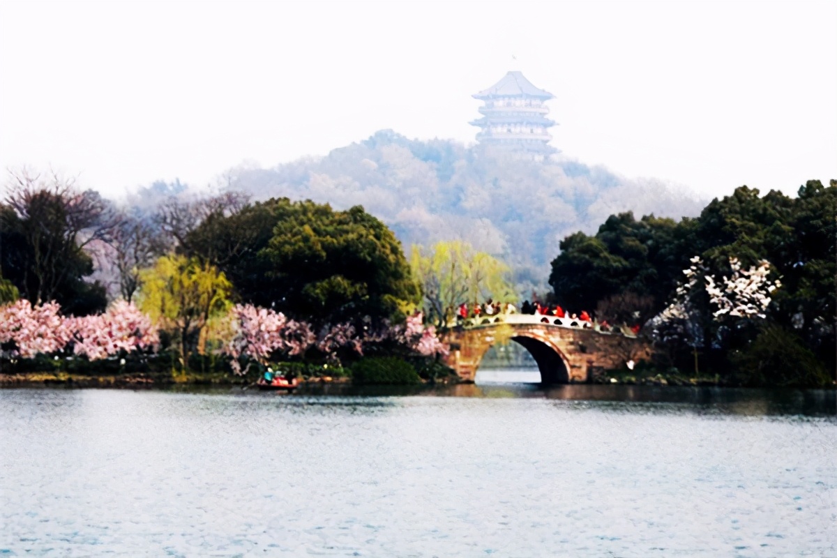 苏轼雨后赏西湖美景，心情舒畅时写一首诗，将愉悦之情写到了极致