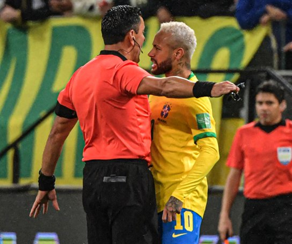 世界杯预选赛南美赛区巴西（1-0！巴西狂飙，世界杯第3支晋级队诞生，内马尔挑衅主裁判逃红牌）