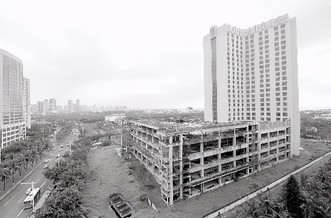 潘石屹夫妻俩走的“路子”，连曹德旺都看不清