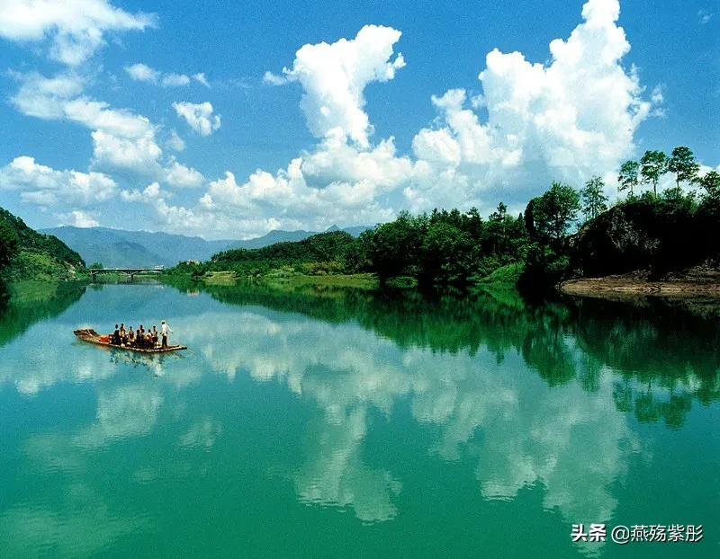 空山新雨后,景色分外娆,竹筏水上行,诗意盎然时,你心动了吗?