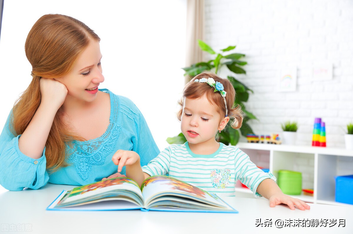 婴幼儿时期的宝宝，脊柱会有3次明显的生理弯曲，要好好照顾他哦