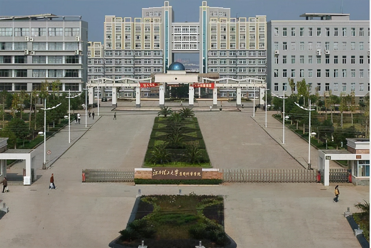 这所大学改名“失败”，网友吐槽像野鸡大学，但学校实力不容置疑