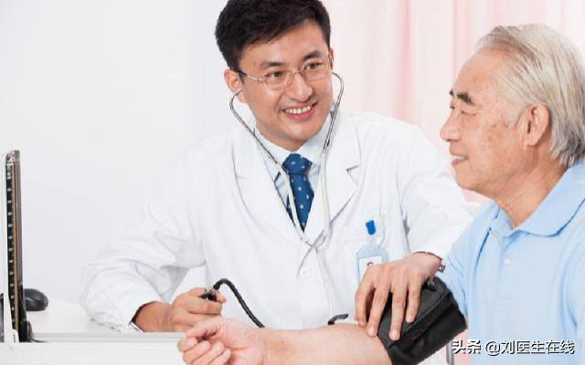 老人行走无力双腿麻木，反复检查后发现是：缺乏维生素B12
